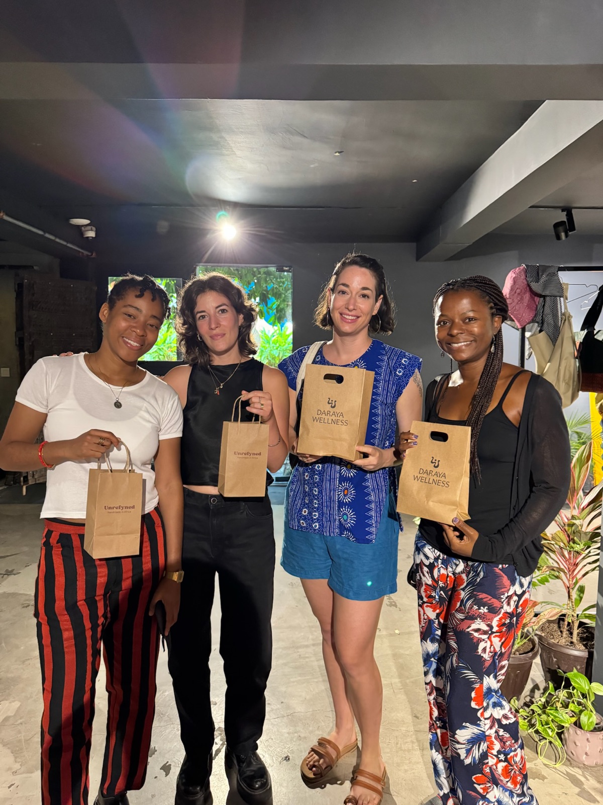 Four guests holding their EBBE pop-up shopping bags