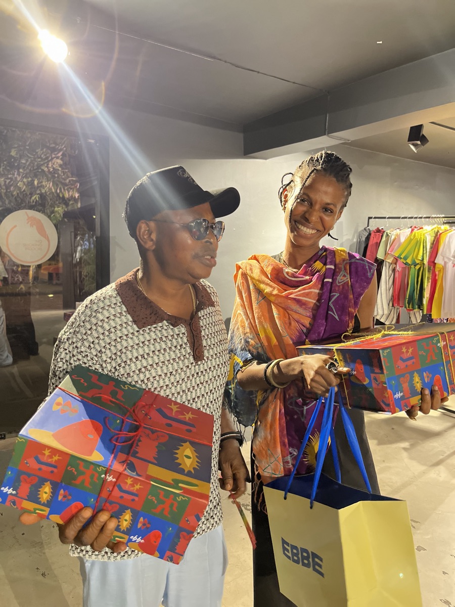 Two guests holding EBBE gift boxes and bags